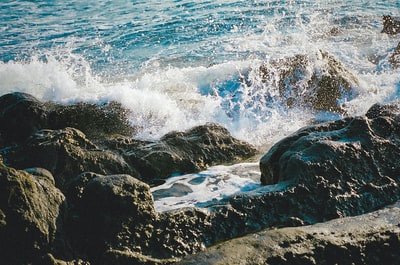 白天海浪撞击黑岩地层